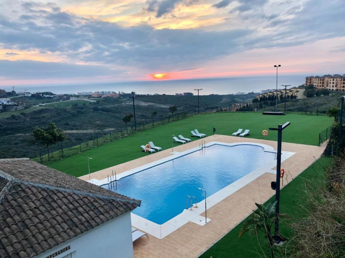 Small Oasis Nelson Mandela Apartment With Sea View, Two Bedrooms, Parking, Terrace And Pool Manilva Eksteriør bilde