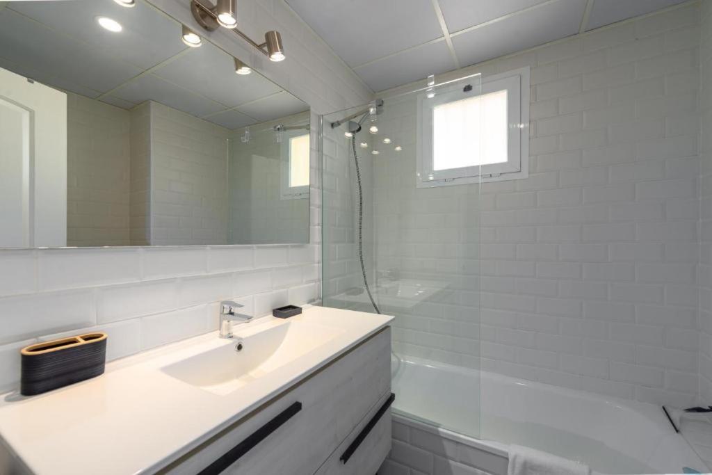 Small Oasis Nelson Mandela Apartment With Sea View, Two Bedrooms, Parking, Terrace And Pool Manilva Eksteriør bilde